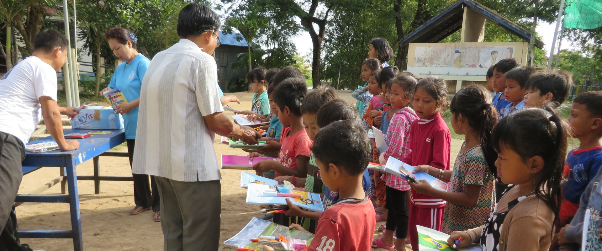 cambogia_consegna materiale scolastico_mani tese_2017