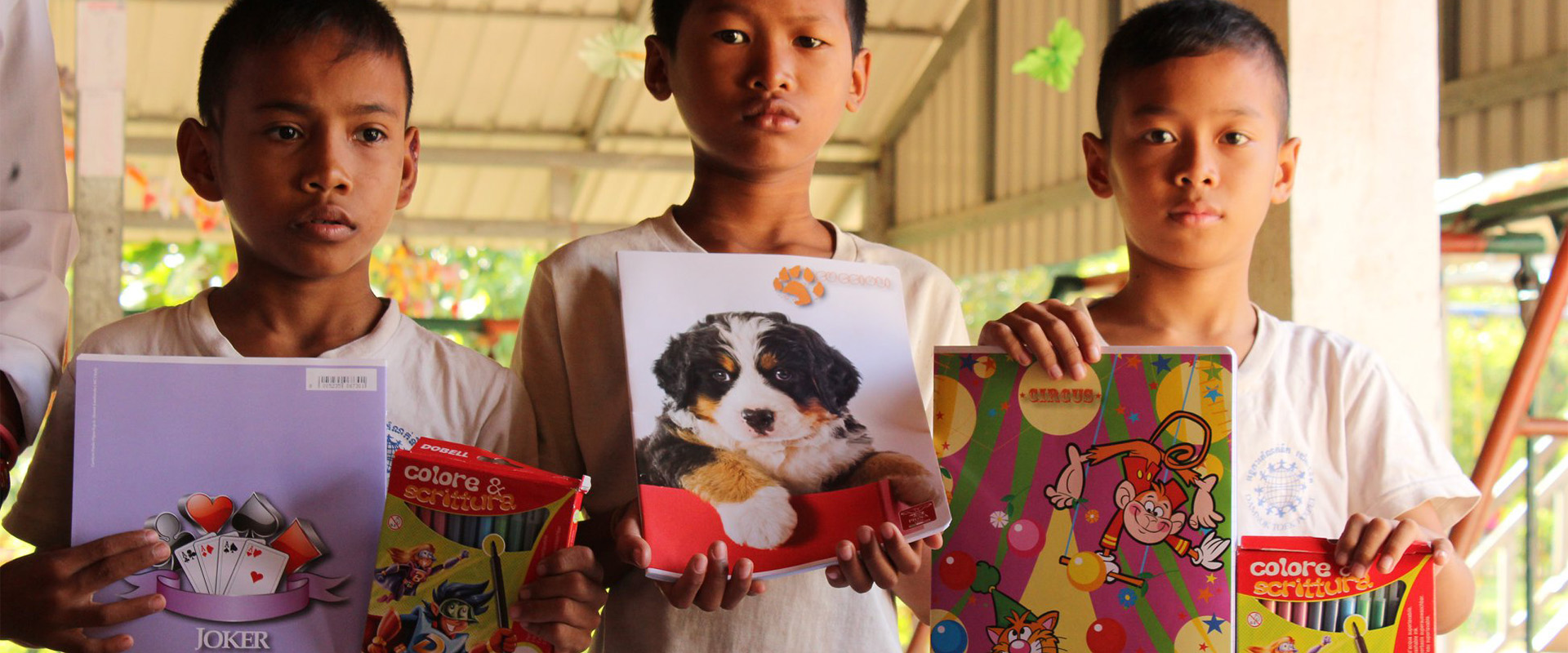 bambini materiale scolastico Cambogia Mani Tese 2018