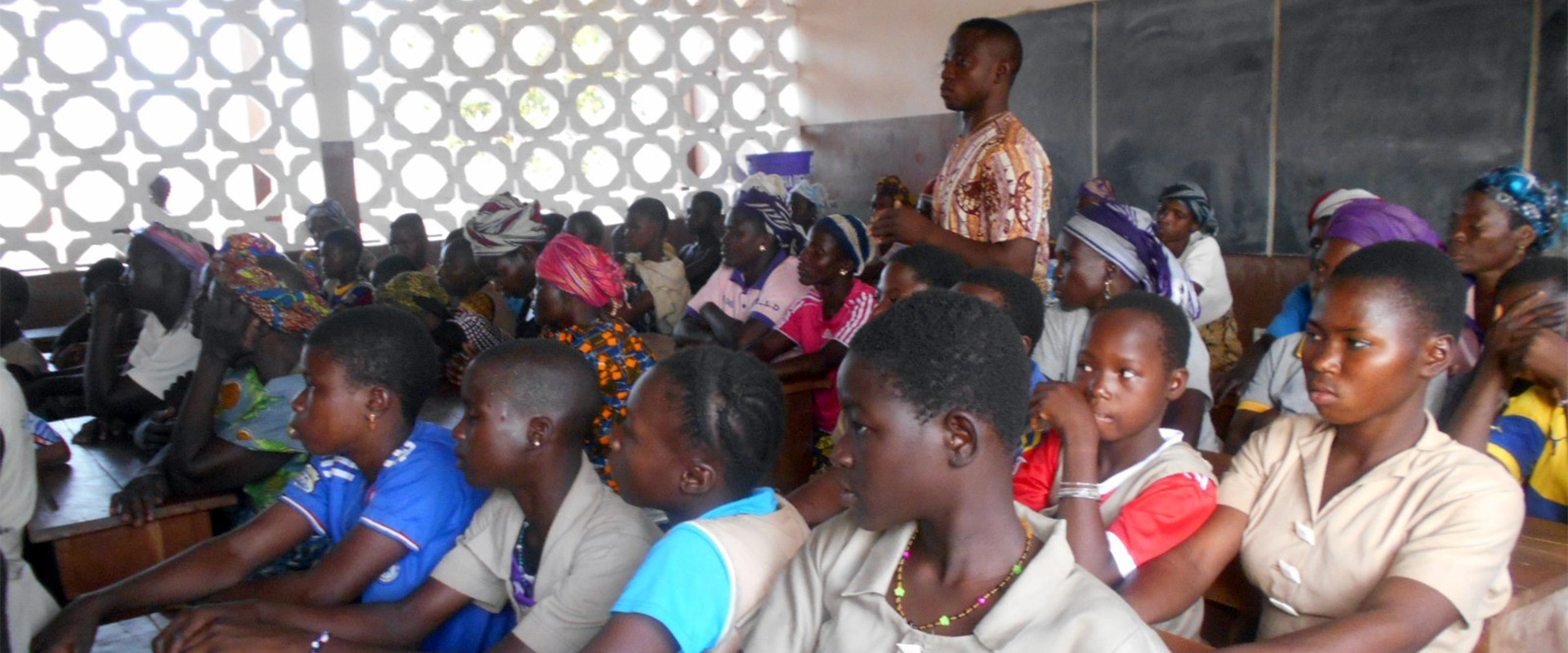 educazione civica bambine istruzione Benin Mani Tese 2018
