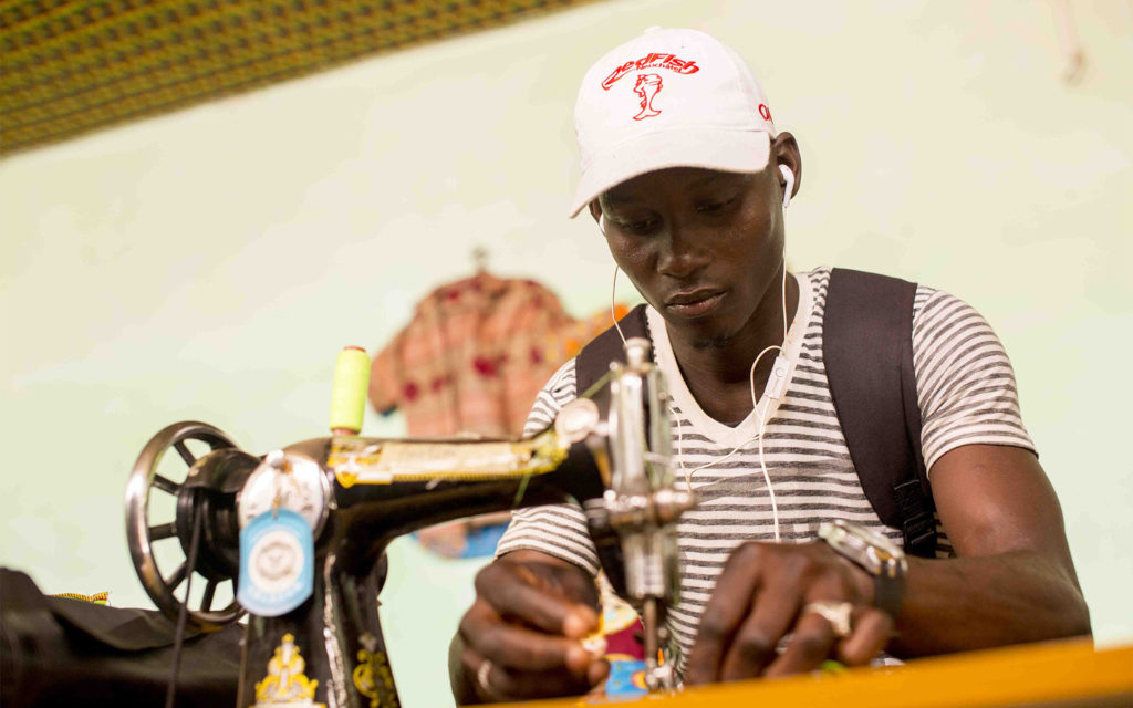 giovane sarto antula macchina da cucire Guinea Bissau Mani Tese 2018