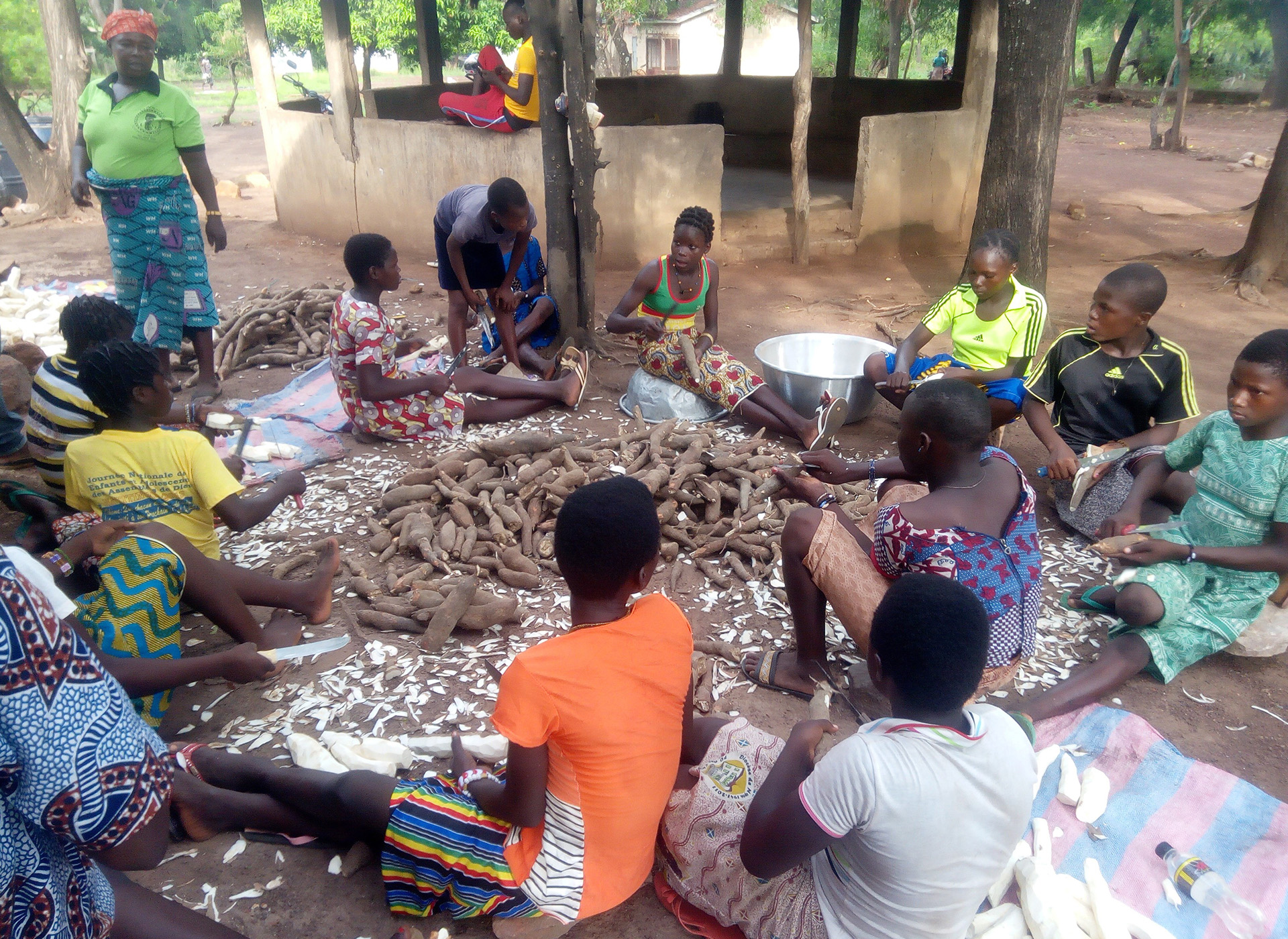 trasformazione manioca formazione bambine Benin Mani Tese 2018