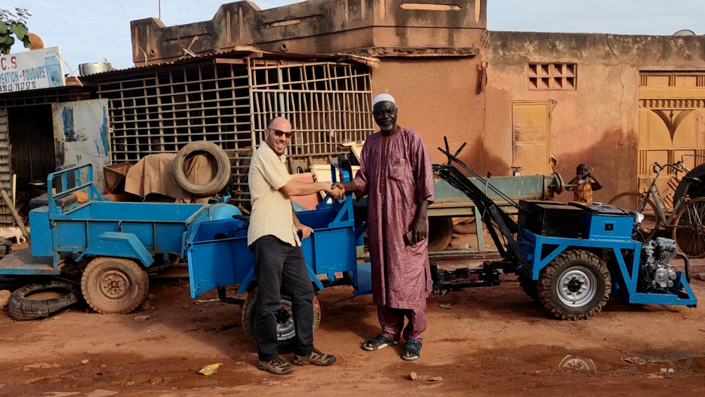 Eugenio, il nostro rappresentante Paese Mani Tese in Burkina Faso, e Hamidou, davanti al motocoltivatore